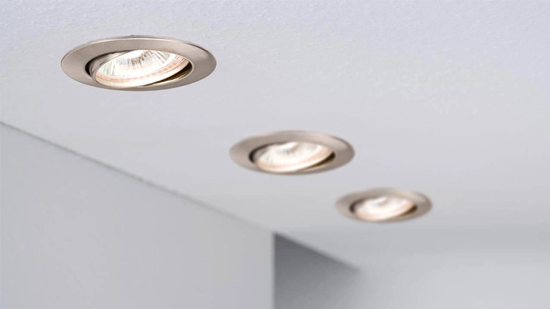 Как заменить лампочку в потолочном светильнике: простые шаги